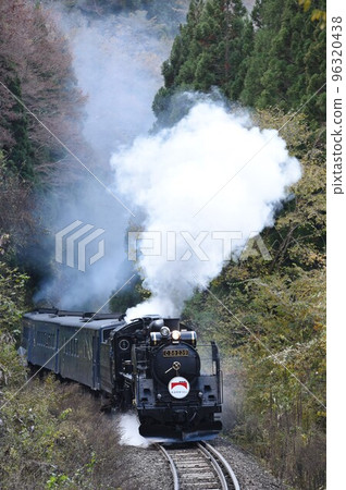 JR釜石線的秋葉 SL Ginga-go在Ashigase的S曲線上奔跑 96320438