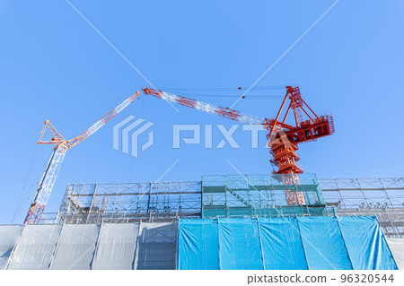 高層建築工地和大型起重機 96320544