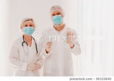 Doctors with face mask are ready to work with the vaccine against the covid-19 virus 96320640