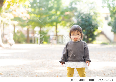 寶貝在公園裡玩 96320893