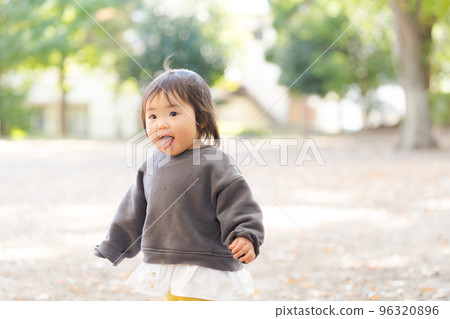 寶貝在公園裡玩 96320896