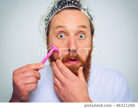 Man adjust the beard with a razor blade 96321200