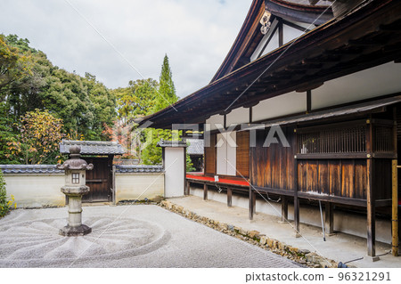 京都府京都市靈明殿前的泉龍寺、雲龍院、菊花頂 京都府京都市靈明殿前的泉龍寺、雲龍院、菊花頂 96321291