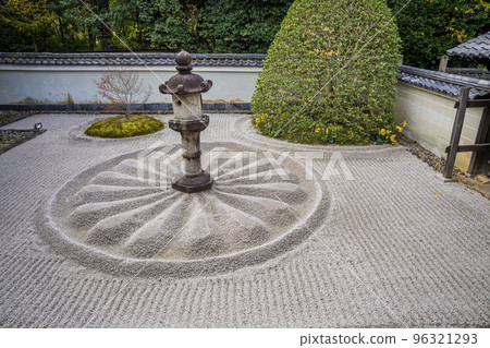 京都府京都市靈明殿前的泉龍寺、雲龍院、菊花頂 京都府京都市靈明殿前的泉龍寺、雲龍院、菊花頂 96321293