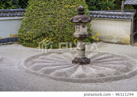 Sennyu-ji, a temple in autumn, Unryu-in, and the chrysanthemum crest in front of Reimei-den, Kyoto City, Kyoto Prefecture Sennyu-ji, a temple in autumn, Unryu-in, and the chrysanthemum crest in front of Reimei-den, Kyoto City, Kyoto Prefecture 96321294