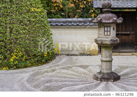 京都府京都市靈明殿前的泉龍寺、雲龍院、菊花頂 京都府京都市靈明殿前的泉龍寺、雲龍院、菊花頂 96321296