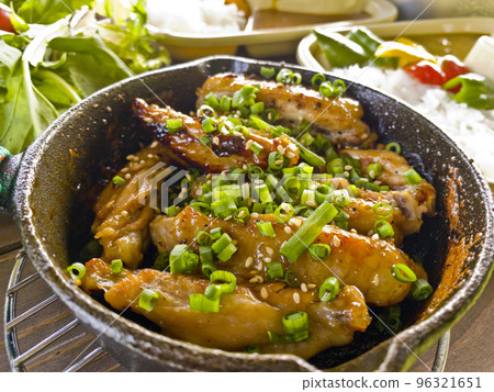 Sweet and spicy sesame onion chicken wings eaten with camping rice are delicious Sweet and spicy sesame onion chicken wings eaten with camping rice are delicious 96321651