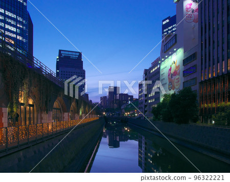 Kanda River at dusk - from Manseibashi Bridge Kanda River at dusk - from Manseibashi Bridge 96322221