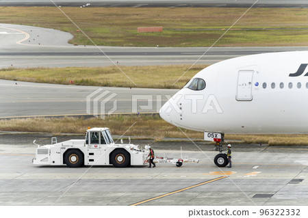 Towing car and airplane Itami City, Osaka Prefecture 96322332