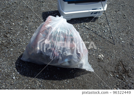 beach trash pick up 96322449