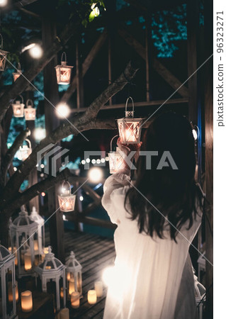 婦女與燈飾 96323271