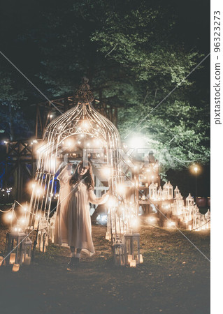 婦女與燈飾 96323273