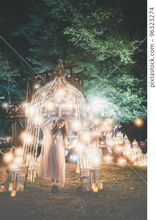 Women and Illuminations 96323274