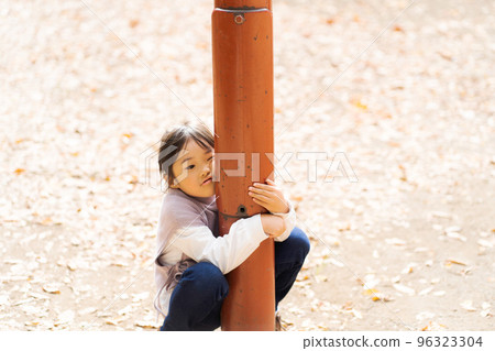 Girls playing in the park 96323304