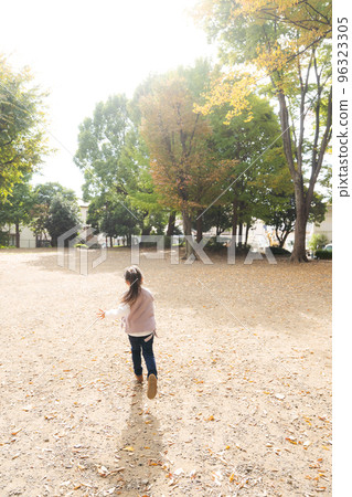 Girls playing in the park 96323305