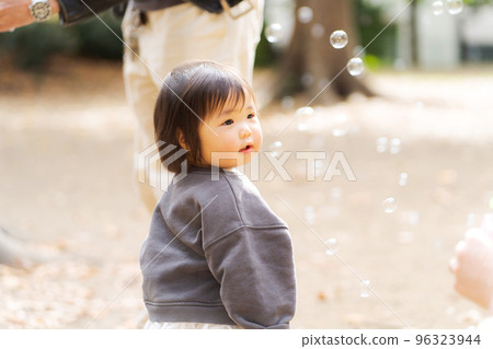 寶貝在公園裡玩 96323944