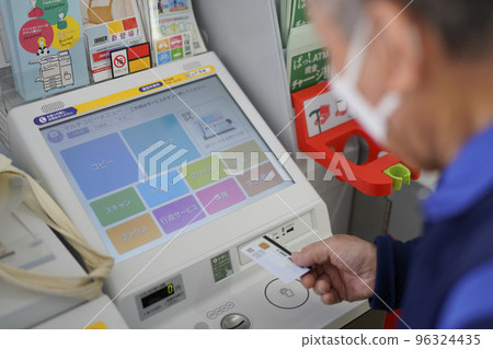 行政服務便利店老人觸摸操作 行政服務便利店老人觸摸操作 96324435