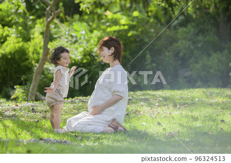 A pregnant mom and her 2-year-old daughter A pregnant mom and her 2-year-old daughter 96324513