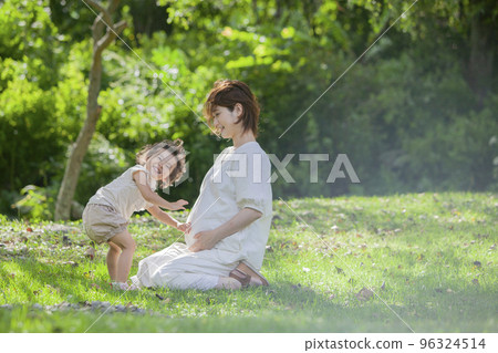 A pregnant mom and her 2-year-old daughter 96324514