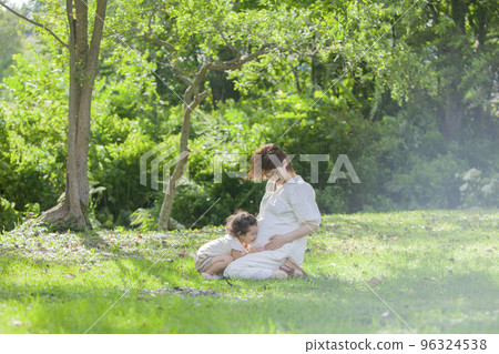 A pregnant mom and her 2-year-old daughter 96324538