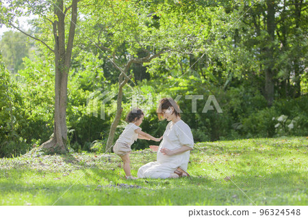 A pregnant mom and her 2-year-old daughter 96324548