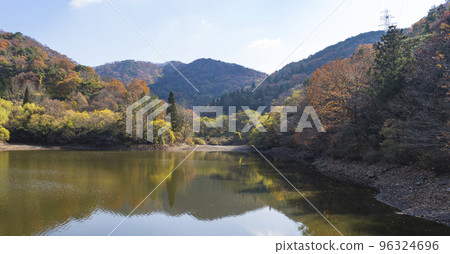 和順 Seryangji 的秋天風景，用秋天的樹葉著色 96324696