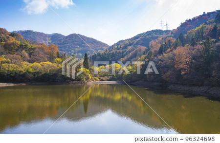 和順 Seryangji 的秋天風景，用秋天的樹葉著色 96324698
