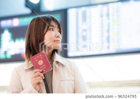 有護照的日本旅客婦女在機場 96324795
