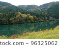 Scenery reflected on the autumn waterside 96325062
