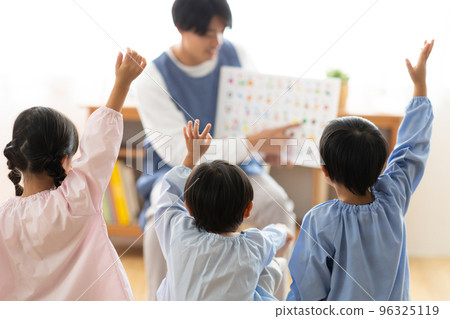 學習平假名的幼兒園學生 學習平假名的幼兒園學生 96325119