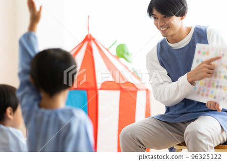 學習平假名的幼兒園學生 96325122