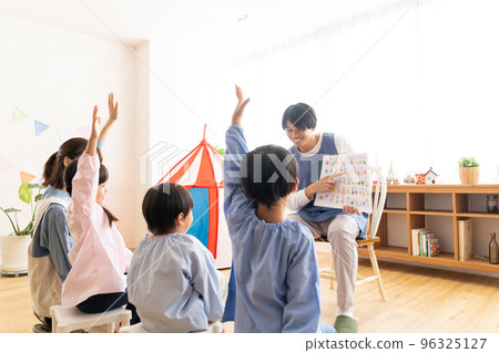 Kindergarteners studying hiragana 96325127