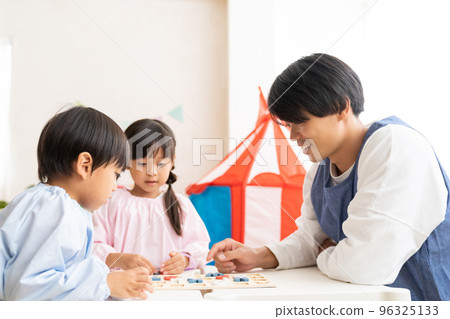 Preschool children studying English 96325133