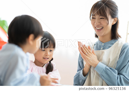 Preschool children studying English 96325136