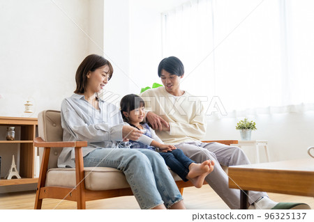 Family sitting on the sofa 96325137