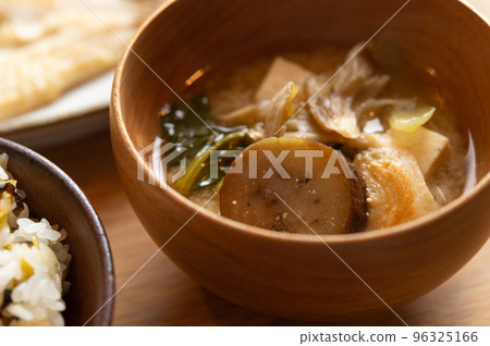 日本芥末菠菜、茄子和豬肉味噌湯 日本芥末菠菜、茄子和豬肉味噌湯 96325166