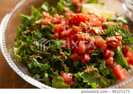 生菜、西紅柿和羽衣甘藍沙拉 生菜、西紅柿和羽衣甘藍沙拉 96325173