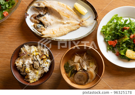 一桌紅薯飯、鹽烤黑喉鱸魚和羽衣甘藍沙拉 一桌紅薯飯、鹽烤黑喉鱸魚和羽衣甘藍沙拉 96325178