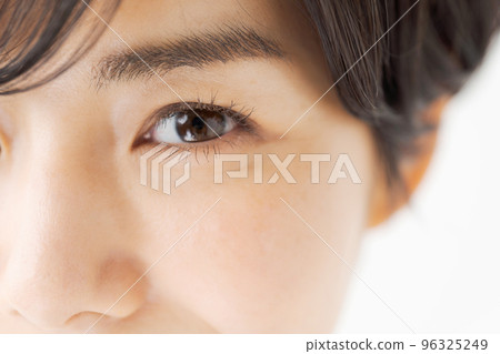 Portrait face up of a woman in her twenties 96325249