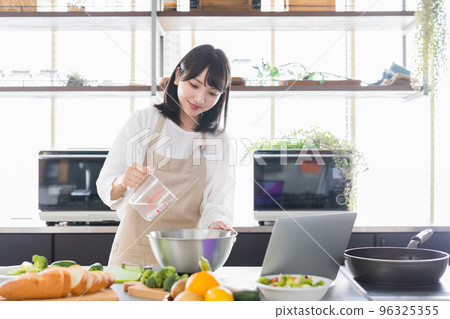 婦女的廚房烹飪生活方式 96325355