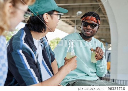 Young people hanging out together and enjoying drinks 96325718