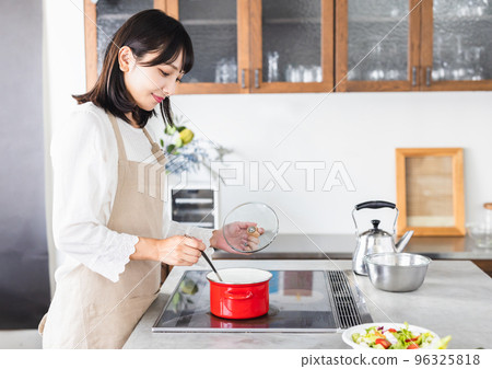 婦女的廚房烹飪生活方式 96325818