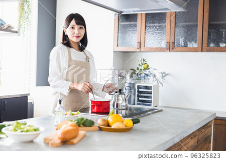 婦女的廚房烹飪生活方式 婦女的廚房烹飪生活方式 96325823