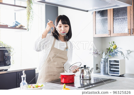 婦女的廚房烹飪生活方式 96325826