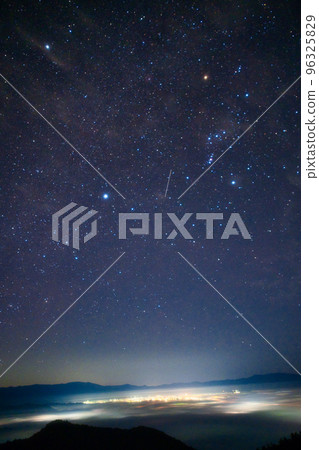 獵戶座和南陽雲海夜景 96325829