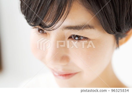 Portrait of women in their twenties 96325834
