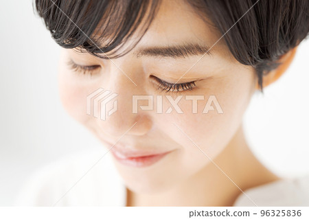 二十多歲的婦女的肖像 96325836