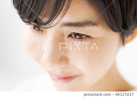 二十多歲的婦女的肖像 二十多歲的婦女的肖像 96325837