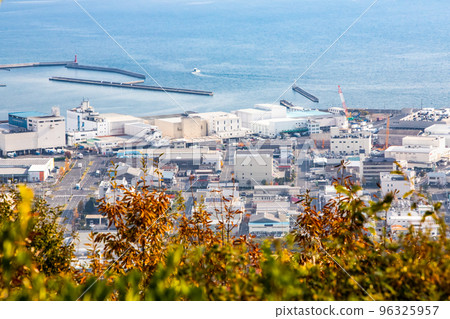 這是廣島市西區草津漁港周邊的城市景觀。漁港周邊海產品加工企業、冷藏企業雲集。廣島 96325957