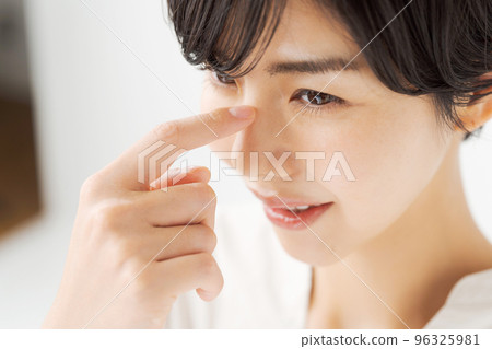 二十多歲的婦女的肖像 96325981